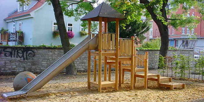 Foto: Spieplatz Brühler Garten: Kombi-Spielanlage mit Rutsche © Stadtverwaltung Erfurt kleine Sandfläche mit Kletterturm aus Holz und Rutsche