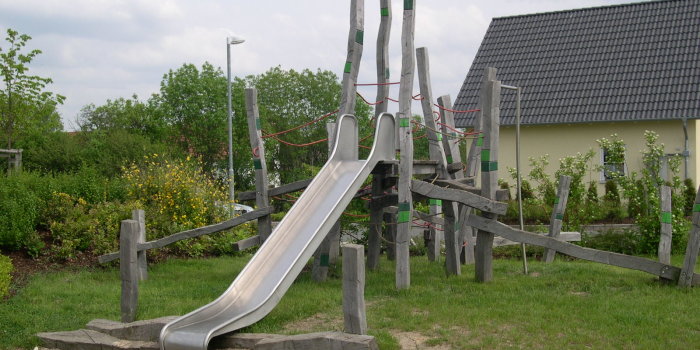 Foto: Spielplatz In der Muld: Kombispielanlage © Stadtverwaltung Erfurt aus Holzpfählen und Balken erstellte Kletter- und Rutschanlage