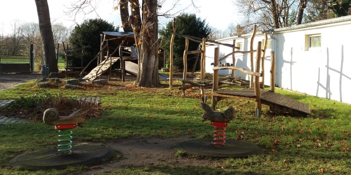 Foto: Spielplatz Hauptstraße: Kombi-Spielanlage mit Rutsche, Kletterkombination und Federtiere © Stadtverwaltung Erfurt zwei Federtiere aus Holz in Form einer Schnecke,große Sandfläche mit Kletterturm aus Holz und Rutsche und Klettergerüst aus Holz mit Balacierbalken und roten Seilen zum hangeln und klettern