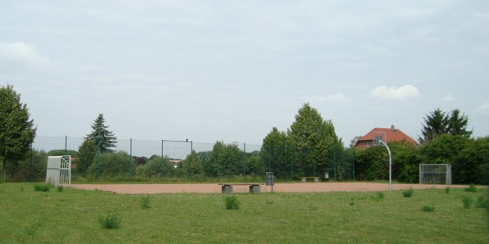 Foto: Bolzplatz Am Weiherweg © Stadtverwaltung Erfurt Hartplatzmit Toren und Basketballkorb
