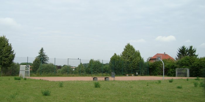 Hartplatzmit Toren und Basketballkorb