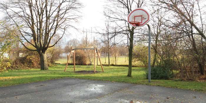 Foto: Spielplatz Stotternheimer Straße © Stadtverwaltung Erfurt fester Platz mit Basketballkorb