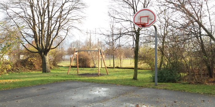 fester Platz mit Basketballkorb