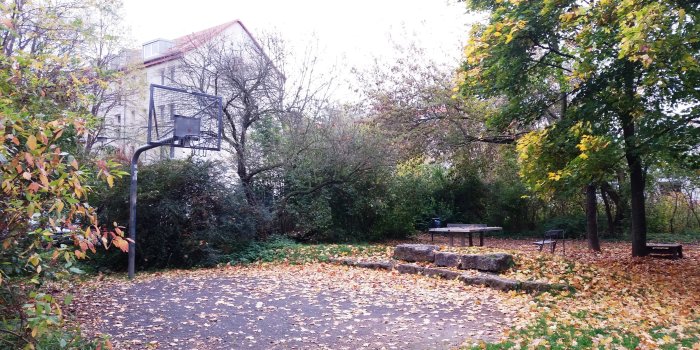Foto: Spielplatz Fuchsgrund: Basketballplatz und Tischtennis © Stadtverwaltung Erfurt Basketballfläche mit Ständer und Korb, Tischtennisplatte aus Beton und Sitzecke aus Steinen