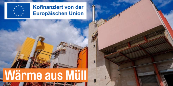 Gebäude einer Müllverbrennungsanlage mit blauem Himmel und zwei Schriftbannern