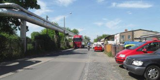 parkende Autos und Lastwagen auf der Straße