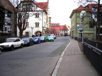 Foto: Rathausbrücke © Stadtverwaltung Erfurt Brücke mit parkenden Autos