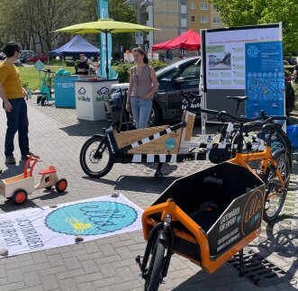 Im Bild ist der Informationsstand zum Projekt Mobilitätsstationen des Modellvorhabens Erfurt Südost zu sehen. 