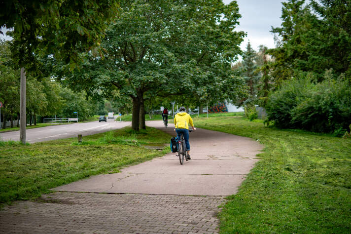 Das Foto zeigt Radfahrende auf einem Gehweg