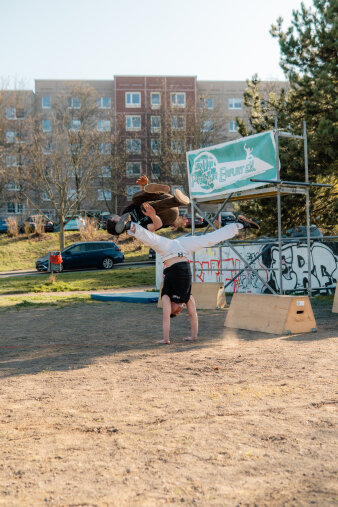 Das Bild zeigt Mitglieder des Parkour Erfurt e. V. bei einer Vorführung