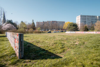 Das Bild zeigt den ehemaligen Bolzplatz aus der Fußgängerperspektive (Blick aus Nordost)