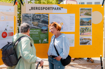 Das Bild zeigt eine Bürgerin im Gespräch mit einer Mitarbeiterin der Stadt Erfurt