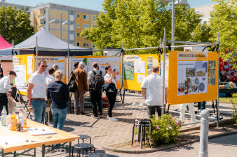 Das Bild zeigt Besucherinnen und Besucher am Infostand des Modellvorhabens beim Stadttfeilfest 2025