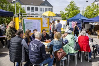 Das Bild zeigt Tischgespräche mit Besuchenden zu ausgewählten Projekten des Modellvorhabens