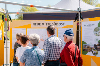 Das Bild zeigt Interessierte beim Stadtteilfest 2025 am Infostand des Modellvorhabens