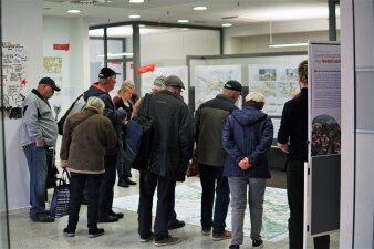 Teilnehmende des Workshops am 4. April in der Ausstellung zum Wettbewerb im Melchendorfer Markt 