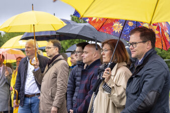 Das Bild zeigt Vertretende von Bund, Land und Stadtpolitik am Spatenstich des Sport- und Bürgerzentrums