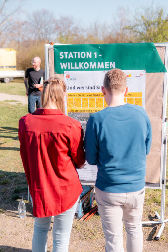 Das Bild zeigt Teilnehmende der Beteiligung am 4. April