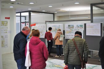 Teilnehmende des Workshops am 4. April in der Ausstellung zum Wettbewerb im Melchendorfer Markt 
