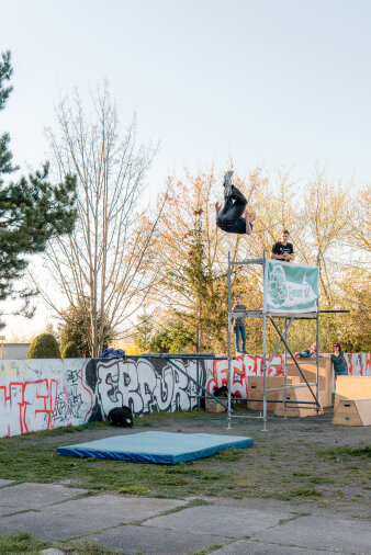 Das Bild zeigt Mitglieder des Parkour Erfurt e. V. bei einer Vorführung