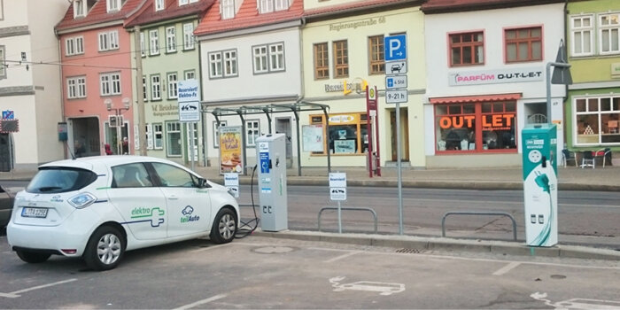 Auto an einem Elektroanschluss angeschlossen.