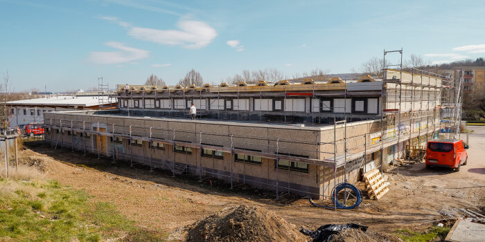 Foto: Rückseite der Sporthalle während der Dacharbeiten, März 2025 © Stadtverwaltung Erfurt Das Bild zeigt die Rückseite der Sporthalle während der Dacharbeiten, März 2025