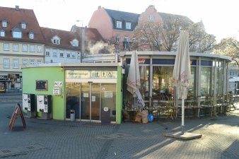 Kreisförmiger Pavillion mit Glasfassade mit rückwärtigem Eingang zur öffentlichen Toilette 