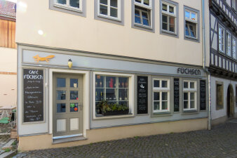 Foto: Nette Toilette: Café Füchsen © Stadtverwaltung Erfurt Hausansicht eines Cafés in der Erfurter Innenstadt
