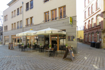 Foto: Nette Toilette: Restaurant Cognito Erfurt © Stadtverwaltung Erfurt Außenansicht eines Stadtcafés mit Stühlen, Tischen und Sonnenschirmen.