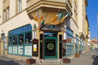 Foto: Nette Toilette: Dubliner Irish Pub © Stadtverwaltung Erfurt Hausansicht eines Pub's mit irischen Flaggen über dem Eingangsbereich