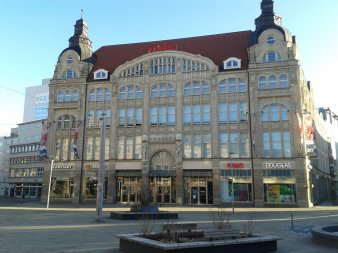 Westfassade im Jugendstil der vierstöckigen Einkaufsgalerie