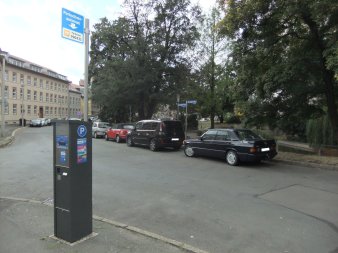 Das Foto zeigt einen Parkscheinautomaten auf dem seitlich Informationen zum Handyparken angebracht sind. 