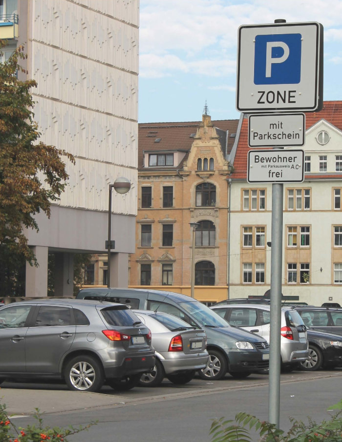 Bewohnerparkgebiete Autos auf Parkfläche mit Parkschildern