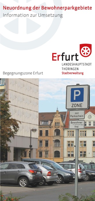 Flyerdeckblatt mit Foto: Parkschild mit Autos vor Haus