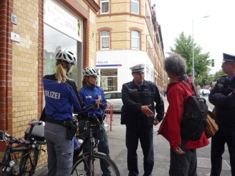Treffen von Polizisten, Fahrradstreife und Mitgliedern des Arbeitskreises