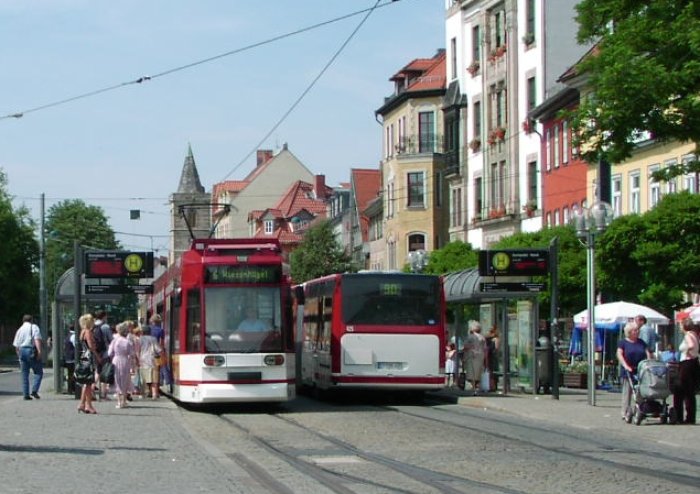 Straßenbahn- und Bushaltestelle Domplatz Es ist eine Straßenbahn und ein Bus der EVAG an der Haltestelle Domplatz-Nord dargestellt.