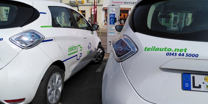 Das Foto zeigt zwei E-Carsharing-Fahrzeuge am Standort Eichenstraße