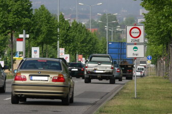 Verkehrsschild zur Umweltzone an stark befahrener Straße.