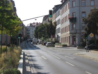Blick auf Kreuzungsbereich und ansteigender Straße