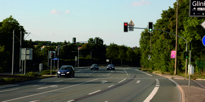 Mehrspurige Straße mit Abzweigungen bzw. Einfahrten links und rechts