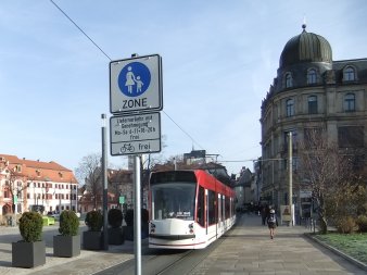 Verkehrsschild mit zeitlichen Angaben
