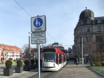 Verkehrsschild mit zeitlichen Angaben