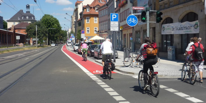 Radfahrer benutzen Fahrradstreifen