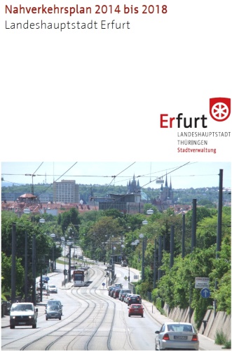 Das Bild zeigt das Titelblatt des Nahverkehrsplanes 2014 bis 2018. Auf dem Bild ist ein Foto der Leipziger Straße mit einer Straßenbahn im Vordergrund und dem Dom im Hintergrund abgebildet.