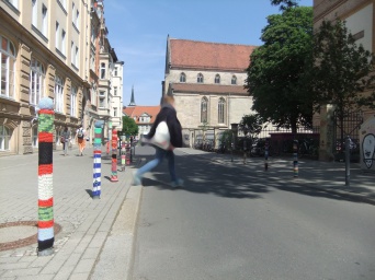 Auf dem Foto ist die durch eingehäkelte Poller abgegrenzte Einengung in der Meister-Eckehart-Straße zu sehen.