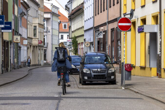Das Foto zeigt, wie eine Radfahrerin entgegen der Einbahnstraßenrichtung in die Meienbergstraße fährt.