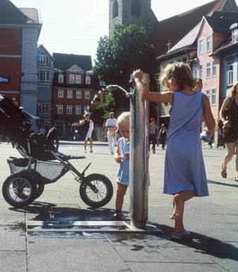 Foto: Trinkbrunnen Zwei Kinder an einem Trinkbrunnen.