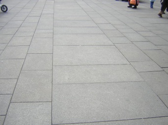 Granitplatten eines Fußwegs.