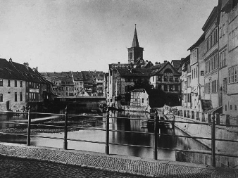 Sicht von der Schlösserbrücke in Richtung Mühlstege und Krämerbrücke, links die Häuser "An der Stadtmünze", rechts der Junkersand; um 1890