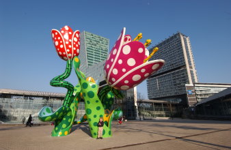 Statue von zwei Tulpen in Lille